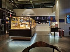 面包甜点陈列柜-黑草莓(重庆路店)