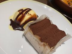 提拉米苏蛋糕配香草冰激凌-萨莉亚意式餐厅(杭州滨江天街店)