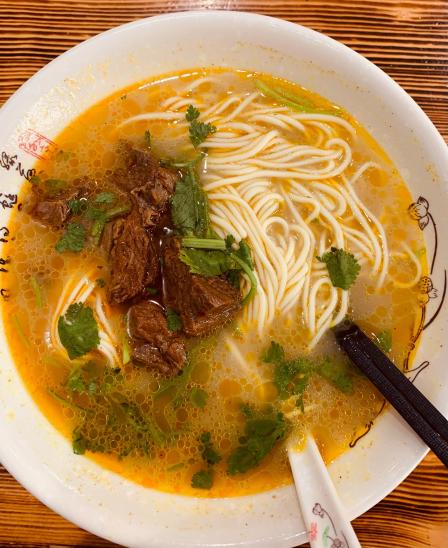酸菜红烧牛肉面-"绿地这一家面店开了很久,周围很多商铺都有.