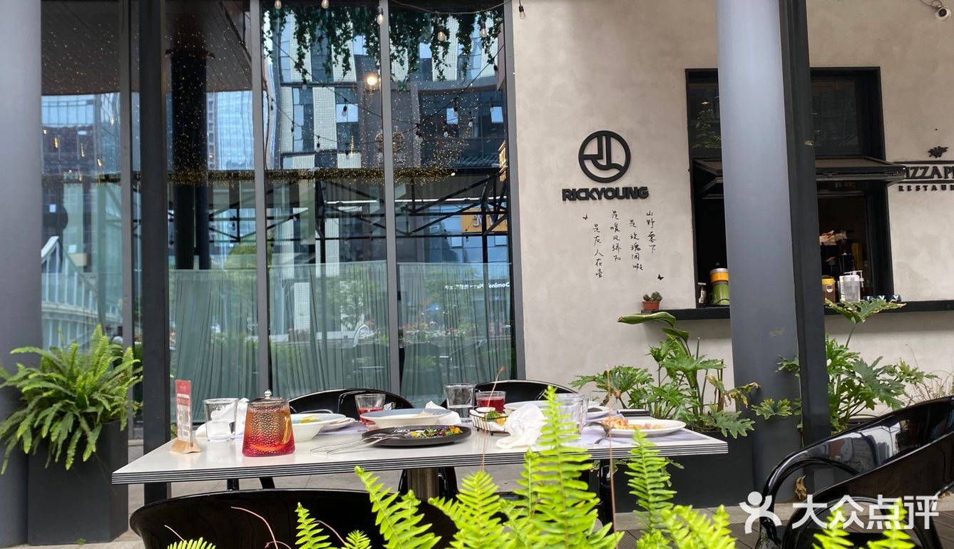 那时候还是抵用券的活动,人均几十上班吃的午餐