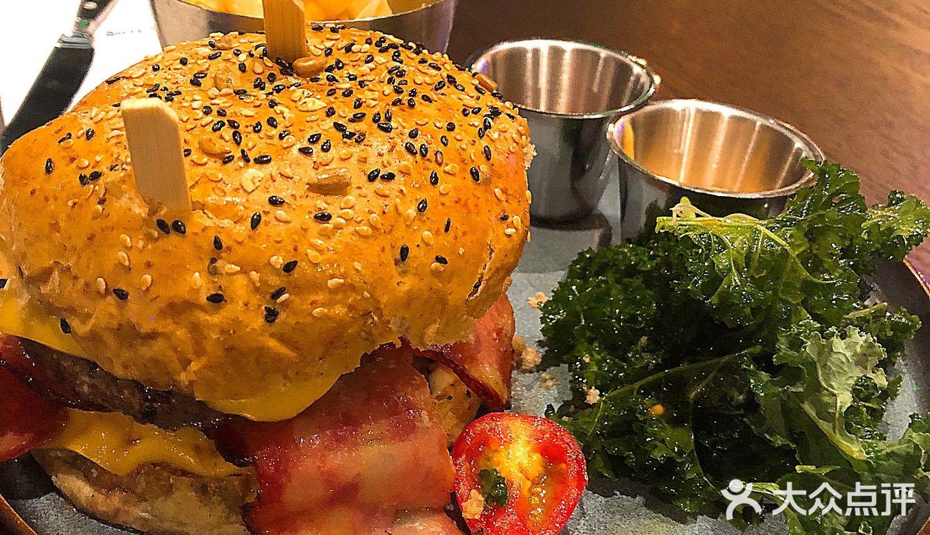 一口过瘾，肉汁饱满的巨大汉堡