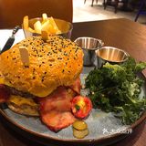 一口过瘾，肉汁饱满的巨大汉堡