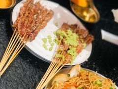 -何妹湿辣牛肉·粤式烧烤砂煲(桂雅路店)