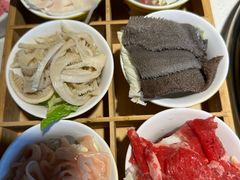 -茅草房·河畔园林火锅