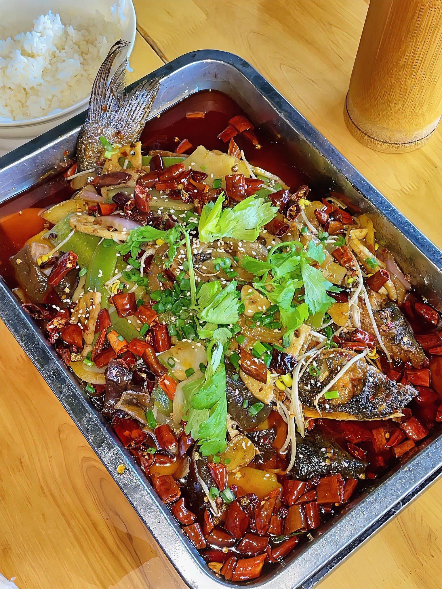 n烤鱼味道很不错,烤得很入味,还有很多蔬菜配菜,香辣味的很好吃