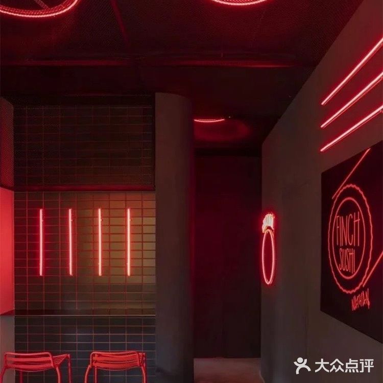 都市霓虹美学的寿司店餐吧设计|意大利