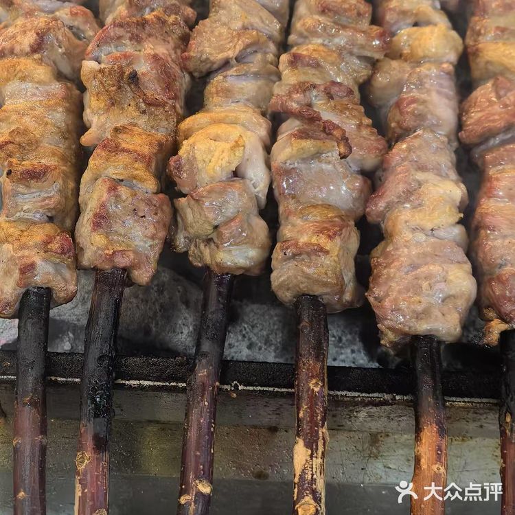 有人提议吃火锅，众人一拍即合，直奔聚宝源。推门而入