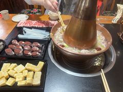 酸菜黑猪肉锅-果松木炭酸菜铜火锅·外婆参鸡汤