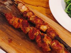 红柳羊肉串-阿里家·新疆烤肉酒場 by MIG