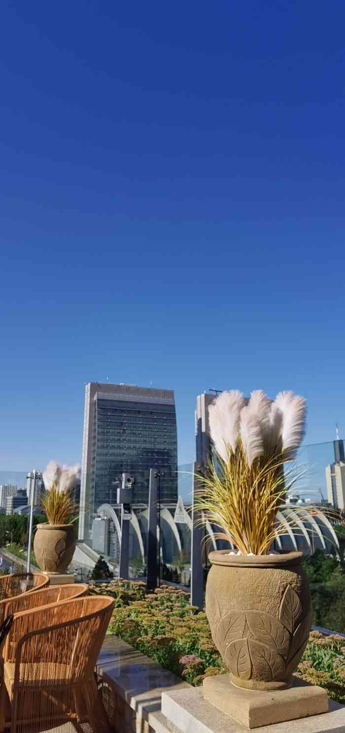 大族广场位于亦庄荣京东街地铁站旁边阳光明媚的中午在广场上逛逛还是
