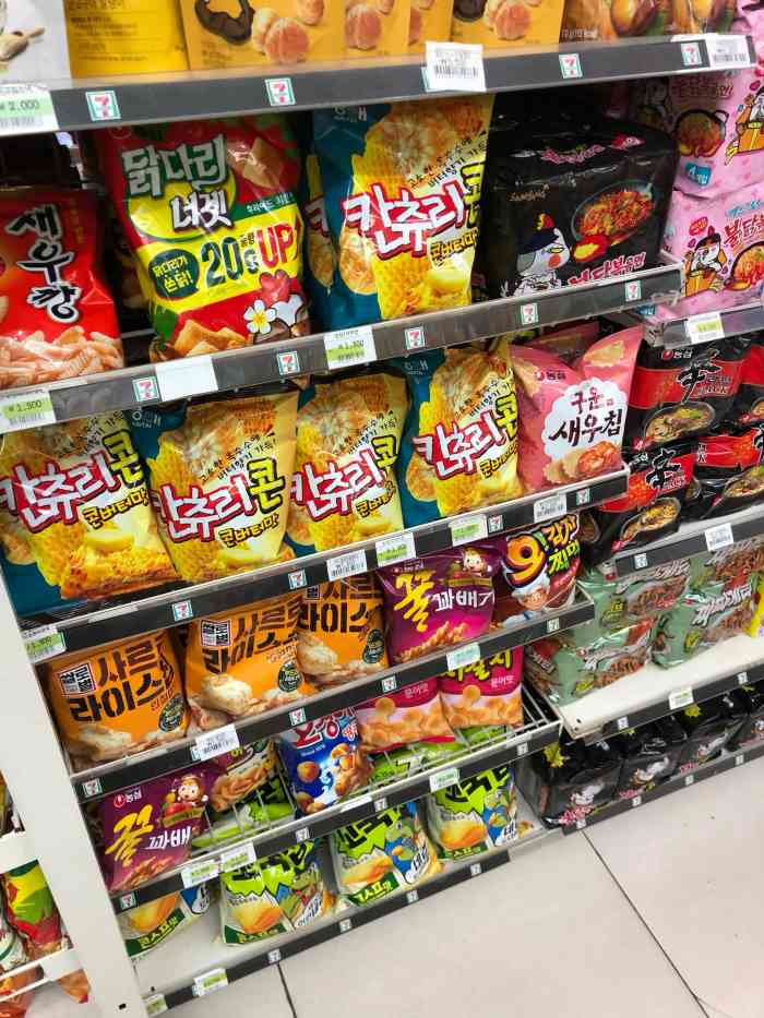 打分 回国突然想带点零食回去,在这家711买了挺多薯片巧克力泡面回去
