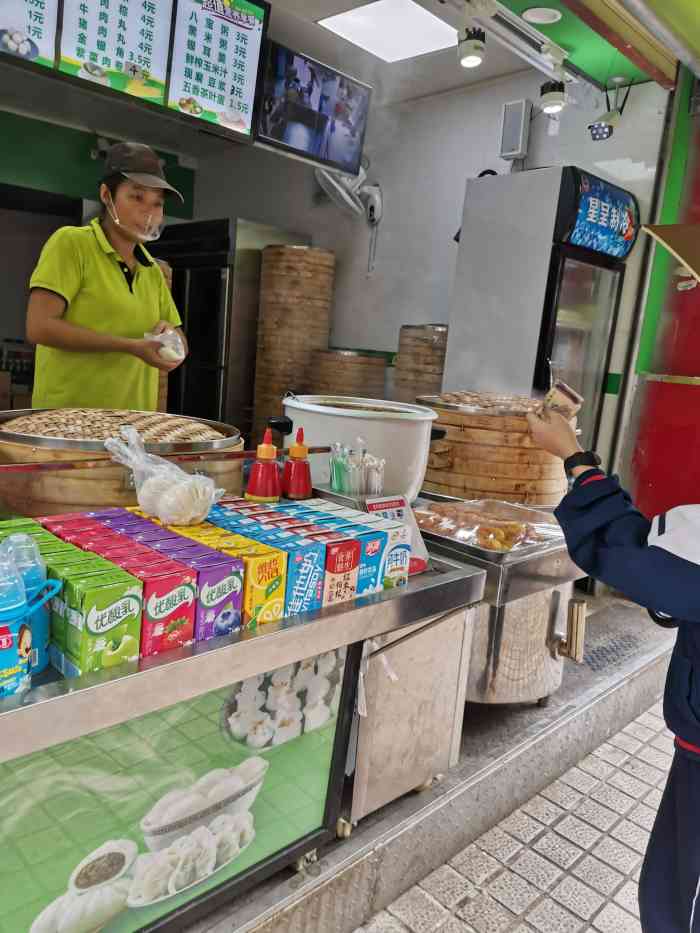 反手新包点"反手身包点,喺工业大道北,近住洪德路嘅人.