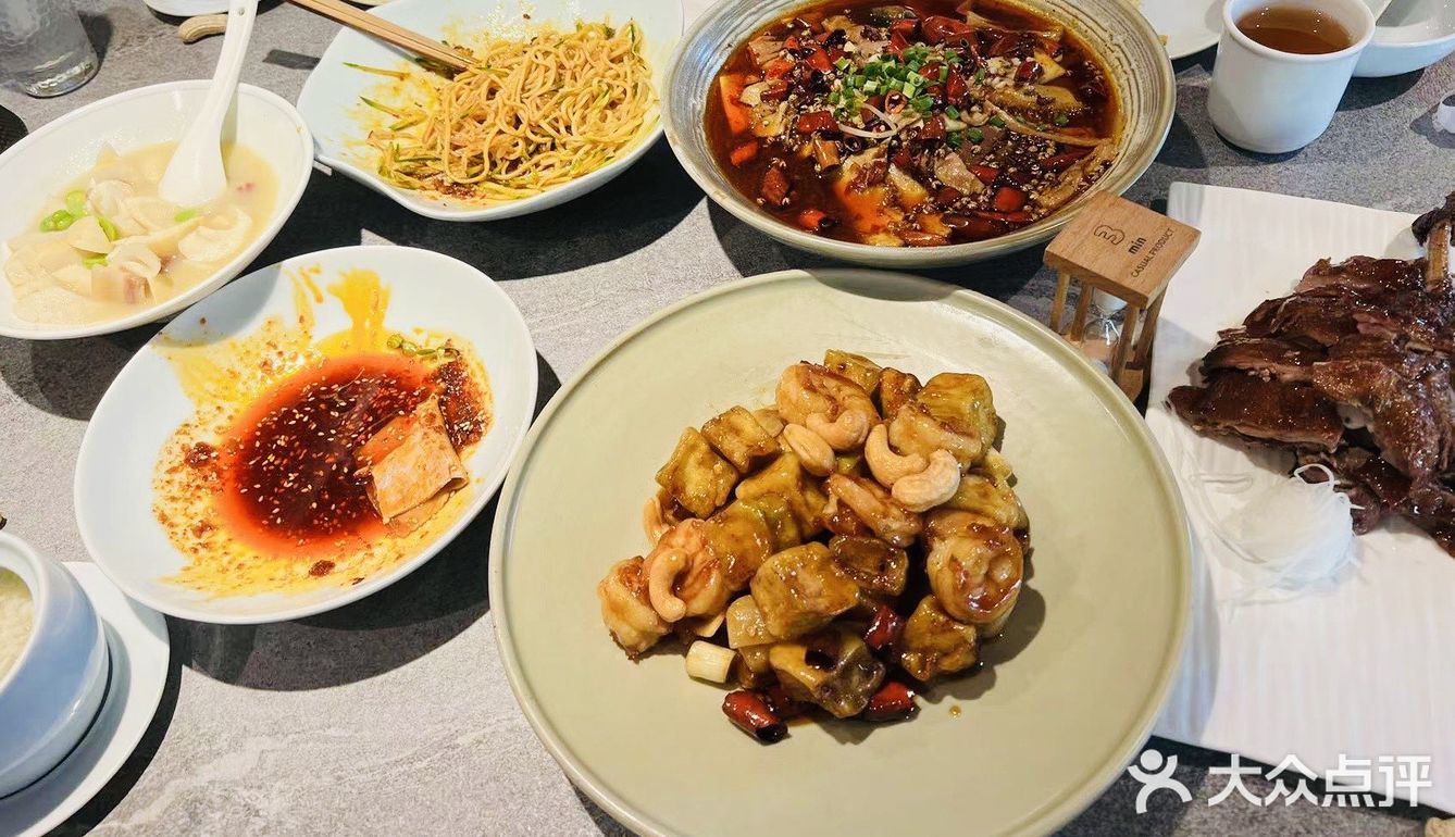 妈啊~好久这么多人排队了