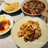 妈啊~好久这么多人排队了