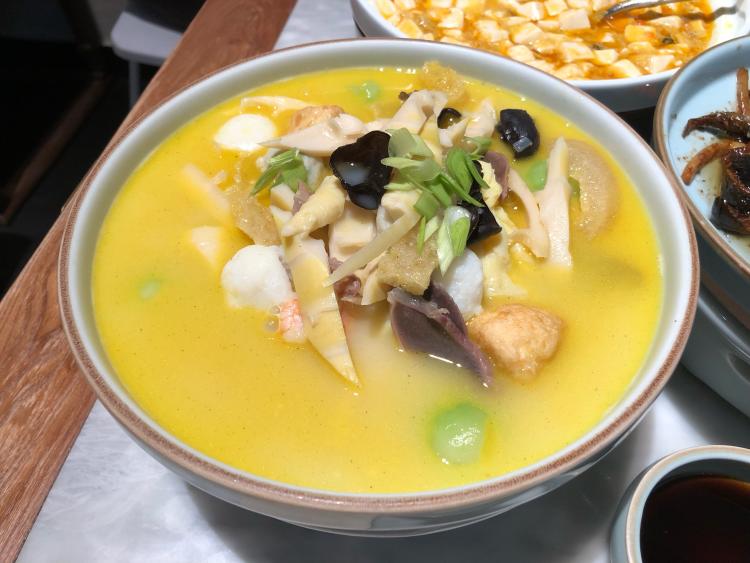 环境很好的正宗苏杭菜 [环境]很好 来福士五层 晚餐期间还有穿着戏服