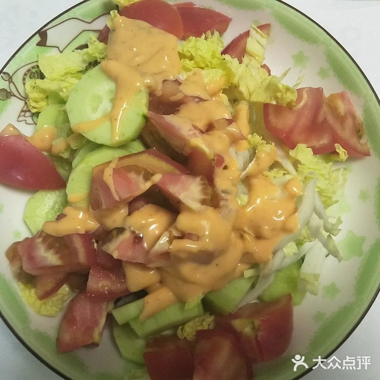 步骤1 将黄瓜去皮切滚刀块，白菜切丝