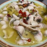 西湖边拥挤的跷脚牛肉馆子
