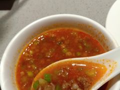 牛肉芹菜粒配西红柿锅底汤-海底捞火锅(河东万达广场店)