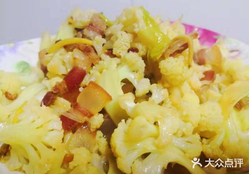 好吃的腊肉配上菜花来焖炒味道更香哦
