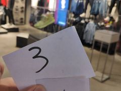 -阿迪达斯(百联徐汇商业广场运动旗舰店)