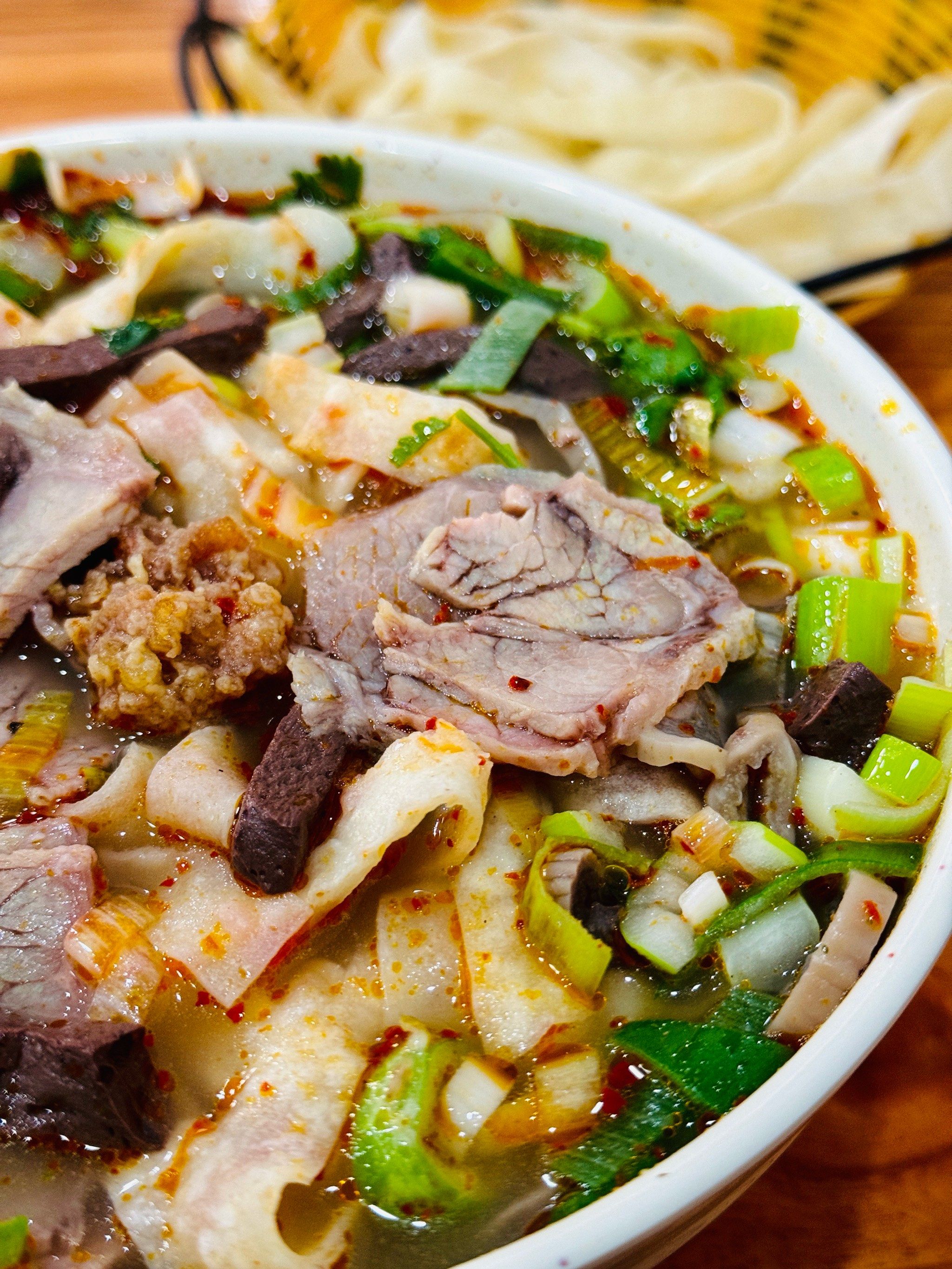 来洛阳怎么能不尝尝牛肉汤呢