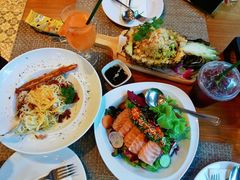 -Chom Cafe and Restaurant