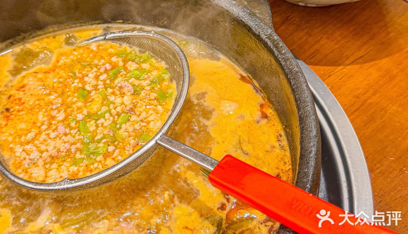 酸汤煮肉沫贡菜泡饭，很好吃[强]