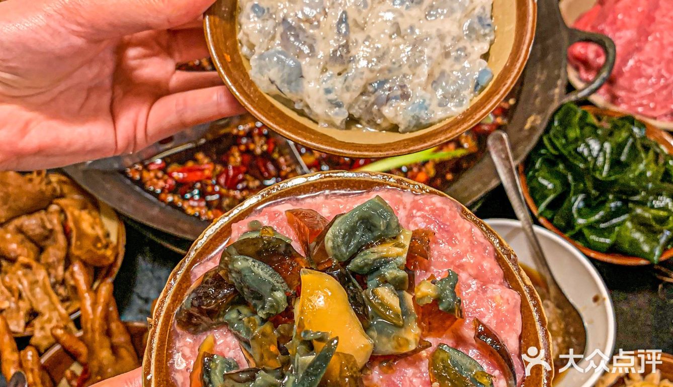 重庆🆘土著N刷的市井梯坎火锅‼️烫银耳绝了