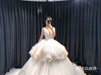 糕裙双肩婚纱这件婚纱， 世独一无二，该婚纱既体现出美