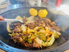 小鸡炖蘑菇-粘豆包柴火铁锅炖