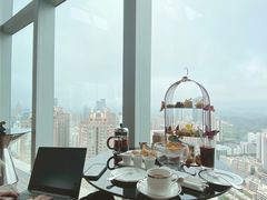 靠窗位-君悦酒店·大堂酒吧·高空下午茶·暮色微醺