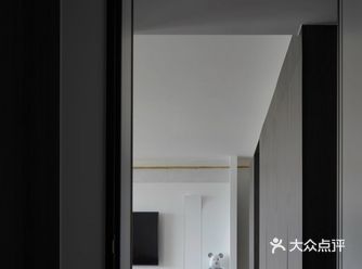 这是业主买的第一套房子，也相当于是婚房，我们在设计需