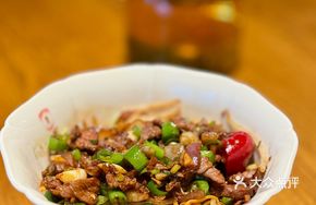 Freshly Sliced Hangzhou Chili Beef with Noodles