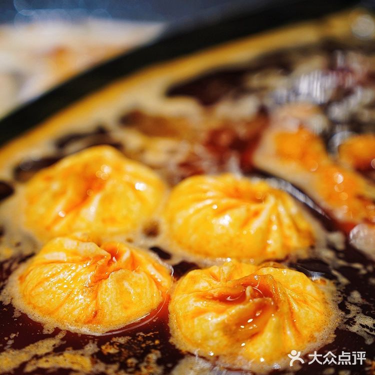 这个姐厉害了，鸿姐杭州首店就在西湖边边