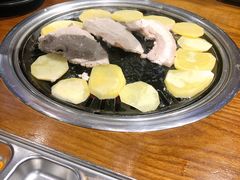 厚切猪肉-·缸桶屋·韩式牛肋条自助烤肉(西湖D11店)