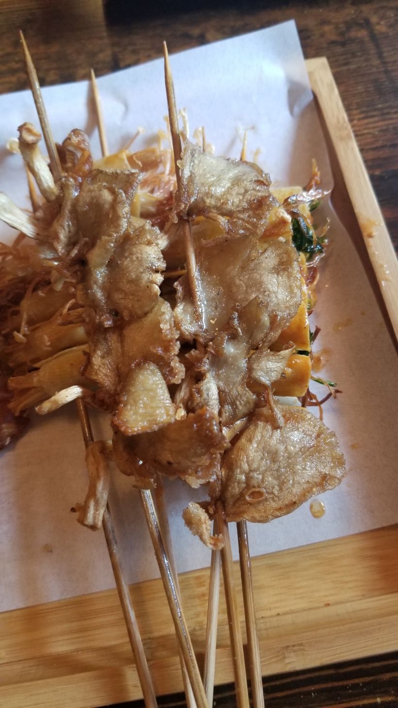 炸蘑菇 时间再长点就完美 还是欠点火候吧 蘑菇不大 片薄