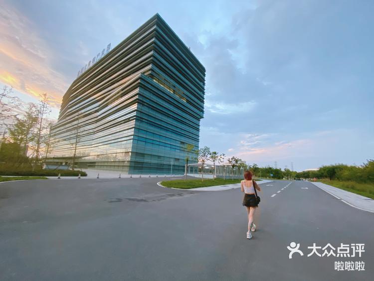 傍晚的洛阳大数据产业园很美
