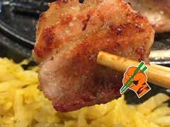 烤精选猪五花配酸菜-小米烤肉-泥炉炭烤(常营店)