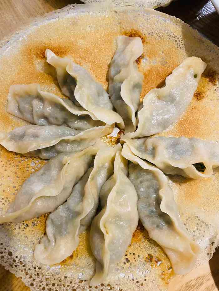 宽鲜锅贴家常菜(东部佳世客店)-"还不错的一家锅贴铺子～～应该和吕氏