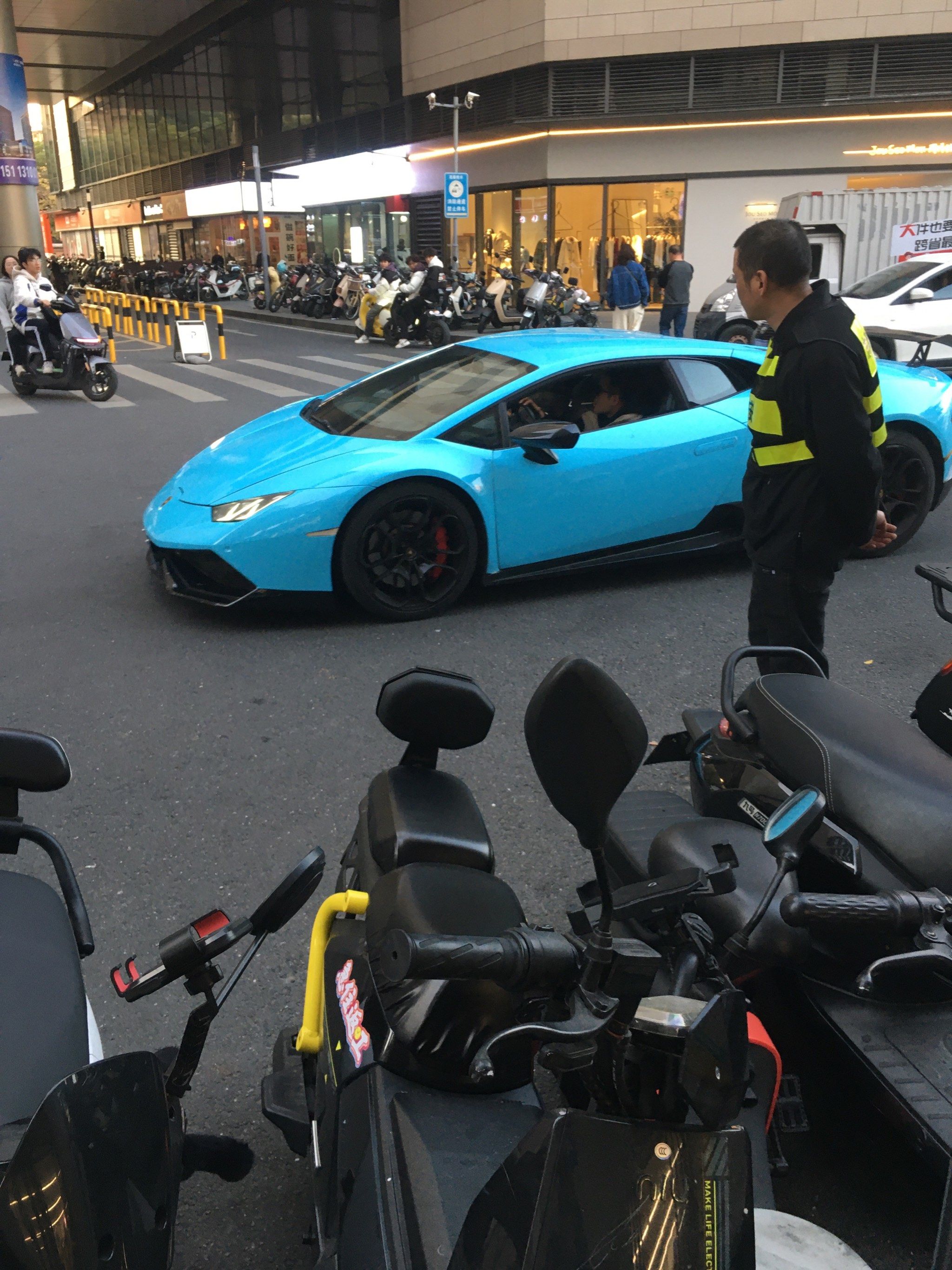 这就是市中心满地都是炸街兄弟的地方