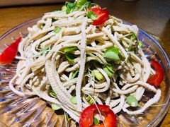 香椿苗拌豆腐丝-谢蟹浓·肉蟹煲(新奥店)