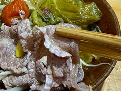 牛肉切得很薄-苗阿哥酸汤牛肉火锅(体育场店)