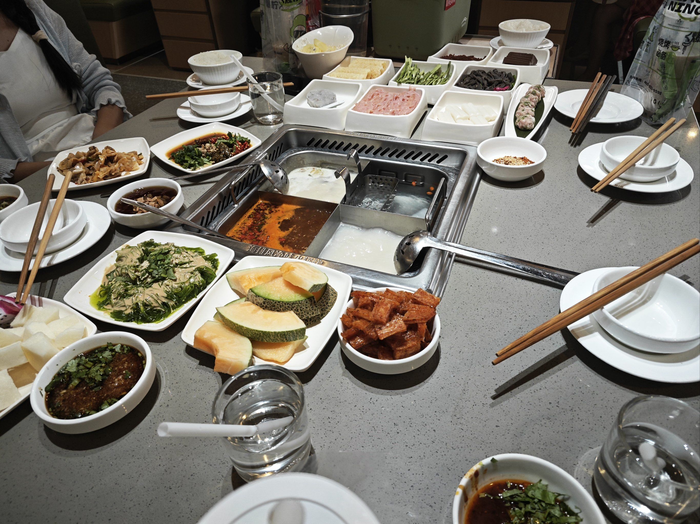 茂名东汇城海底捞的服务人员我真的又被可爱