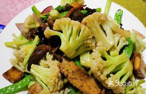 Cauliflower Stir-fried with Eight Delicacies