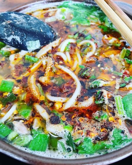 董记毕节砂锅羊肉粉-"很原始鲜美的骨汤配上顺滑的粉 加了羊杂 .