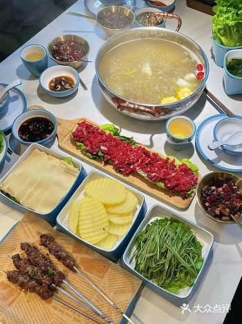 在杭州的台风天里抱团吃牛肉火锅｜暇意