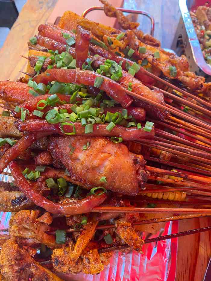 峨眉山原汁双双烧烤(金牛店)-"位置很好找,里外都可以坐人,场子很大.