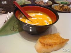 奶油南瓜汤和餐前面包-海天一色海景自助餐厅(西港花园店)