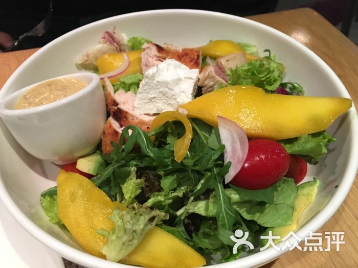 wagas沃歌斯(宏伊国际广场店)鸡肉牛油果芒果色拉图片 - 第1张