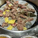 今天找到一家敲奈斯的烤肉自助，他家牛肉是首创熟成牛肉